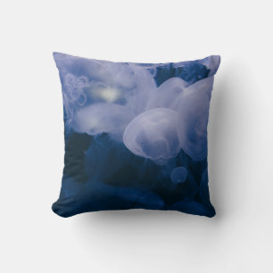 BLAUE UND WEISSE QUALLE IM WASSER KISSEN