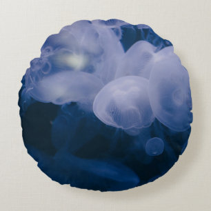 BLAUE UND WEISSE QUALLE IM WASSER RUNDES KISSEN