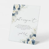 Blaue und weiße Rosen setzen auf ihr Zeichen Sockelschild (Vorderseite)