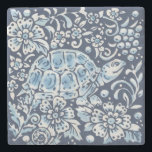 Blaue und weiße Schildkröten-Wald Steinuntersetzer<br><div class="desc">Im klassischen Blau und Weiß präsentiert sich mein Schildkrötendesign mit aufwändigen Kunstwerken,  die von antiken Delft und asiatischen Töpferwaren inspiriert werden. Stilvolle Blume,  Blätter und Beeren ergänzen die Waldlandschaft. Ideal für Schildkröten,  Tiere und Naturliebhaber. Verwenden Sie als Dekor oder als Untersetzer. Whimsical Original Artwork & Design von Tuzi Williams.</div>