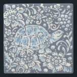 Blaue und weiße Schildkröten-Wald Steinuntersetzer<br><div class="desc">Im klassischen Blau und Weiß präsentiert sich mein Schildkrötendesign mit aufwändigen Kunstwerken,  die von antiken Delft und asiatischen Töpferwaren inspiriert werden. Stilvolle Blume,  Blätter und Beeren ergänzen die Waldlandschaft. Ideal für Schildkröten,  Tiere und Naturliebhaber. Verwenden Sie als Dekor oder als Untersetzer. Whimsical Original Artwork & Design von Tuzi Williams.</div>