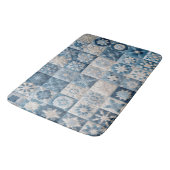 Blaue und weiße Schneeflocke Badematte (Schrägansicht)