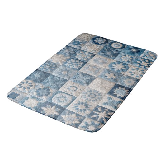 Blaue und weiße Schneeflocke Badematte (Schrägansicht)