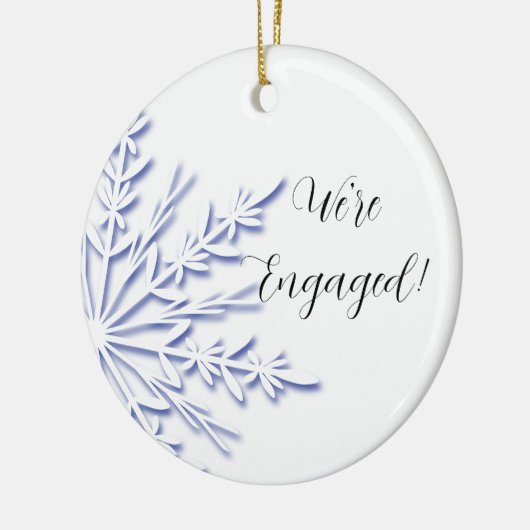 Blaue und weiße Schneeflocke-Verlobung Keramik Ornament (Links)