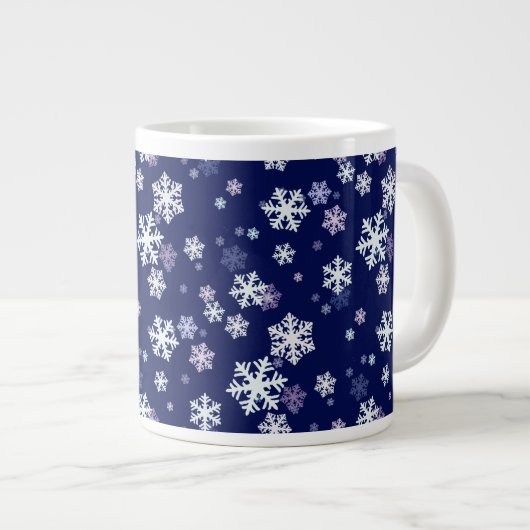 Blaue und weiße Schneeflocken auf dunkelblauem Bod Jumbo-Tasse (Vorderseite Rechts)