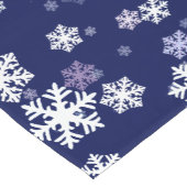 Blaue und weiße Schneeflocken auf dunkelblauem Bod Kurzer Tischläufer (Ecke)