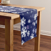 Blaue und weiße Schneeflocken auf dunkelblauem Bod Kurzer Tischläufer (Beispiel)