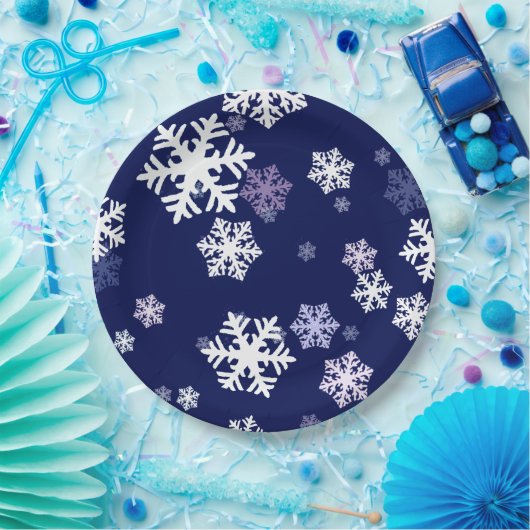 Blaue und weiße Schneeflocken auf dunkelblauem Bod Pappteller (Party)