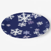 Blaue und weiße Schneeflocken auf dunkelblauem Bod Pappteller (Schrägansicht)