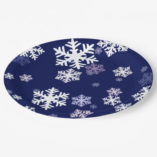 Blaue und weiße Schneeflocken auf dunkelblauem Bod Pappteller (Schrägansicht)