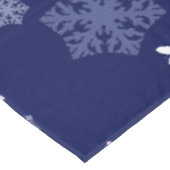 Blaue und weiße Schneeflocken auf dunkelblauem Bod Tischdecke (Schrägansicht)