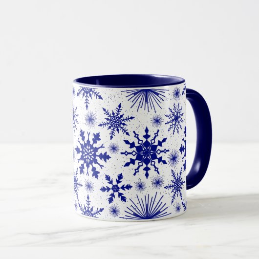 Blaue und weiße Schneeflocken-Muster Weihnachts-Ta Tasse (VorderseiteRechts)