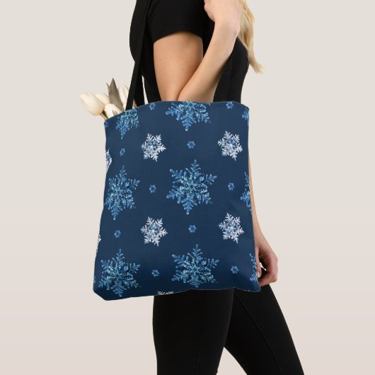 Blaue und weiße Schneeflocken Tasche (Von Nahem)