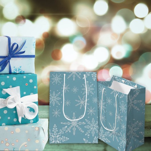 Blaue und weiße Schneeflocken-Urlaubspakete Mittlere Geschenktüte