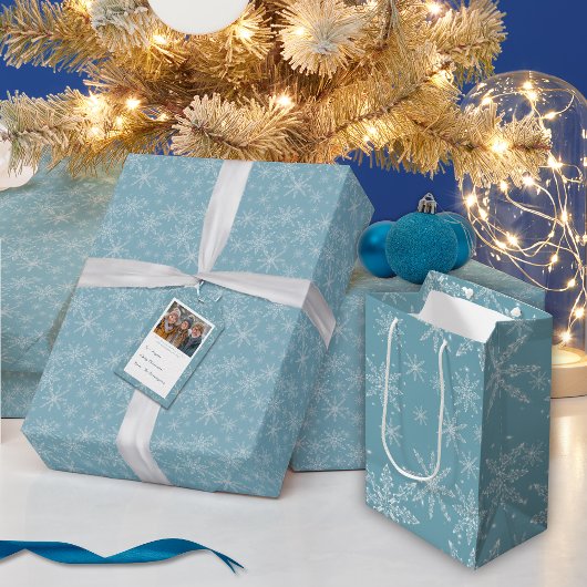 Blaue und weiße Schneeflocken-Urlaubspakete Mittlere Geschenktüte