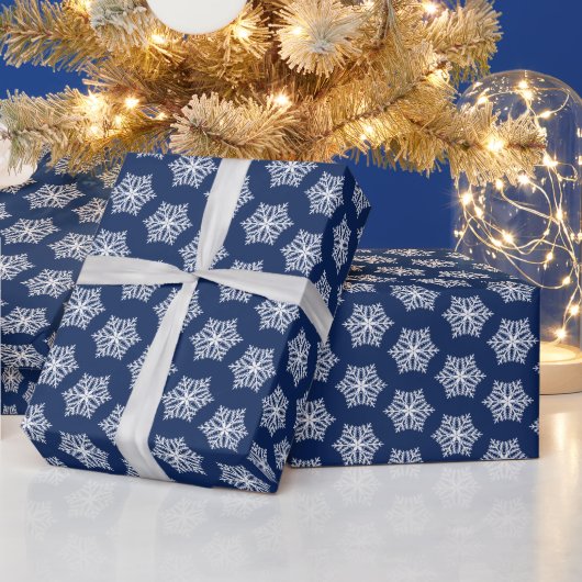 Blaue und weiße Schneeflocken Weihnachten Geschenkpapier (Feiertage)