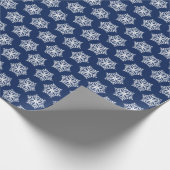 Blaue und weiße Schneeflocken Weihnachten Geschenkpapier (Ecke)