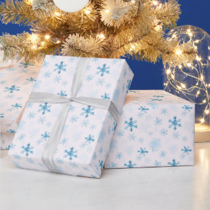Blaue und weiße Schneeflocken Winter Moderne Weihn Geschenkpapier