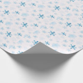 Blaue und weiße Schneeflocken Winter Moderne Weihn Geschenkpapier (Ecke)