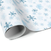 Blaue und weiße Schneeflocken Winter Moderne Weihn Geschenkpapier (Rolleneckpunkt)