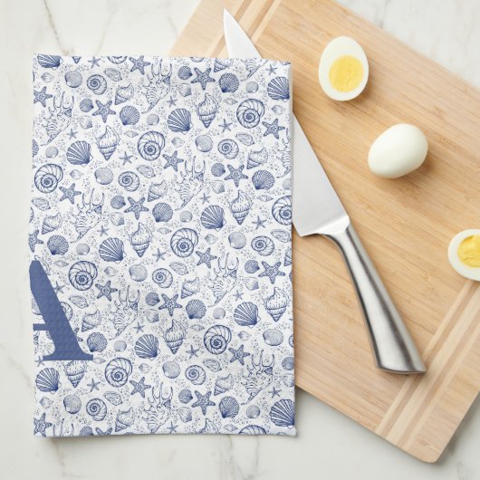 Blaue und weiße Seashell Starfish-Monogramm Geschirrtuch (Viertel Falte)