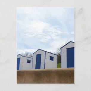 Blaue und weiße Strandhütten Postkarte