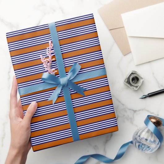 Blaue und weiße Streifen mit verbrannter Orange Geschenkpapier (Schenken)