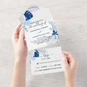 Blaue und weiße tropische Blätter Hochzeit All In One Einladung (Abreißen)