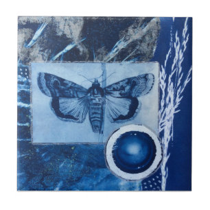 Blaue und weiße Vintage-Motte Cyanotypie Fliese