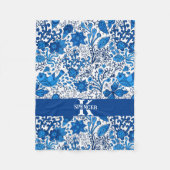 Blaue und Weiße Volkskunst-Monogramm-Fleece-Decke Fleecedecke (Vorderseite)