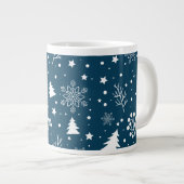 Blaue und weiße Weihnachtsbäume, Schneeflocken Url Jumbo-Tasse (Vorderseite Rechts)