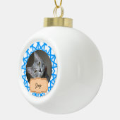 Blaue und weiße Weihnachtsfeier Custom cat Foto Keramik Kugel-Ornament (Rechts)