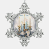 Blaue und weiße Weihnachtskerze Schneeflocken Zinn-Ornament (Vorderseite)