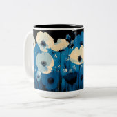 Blaue und weiße Wildblumen Zweifarbige Tasse (Vorderseite Links)