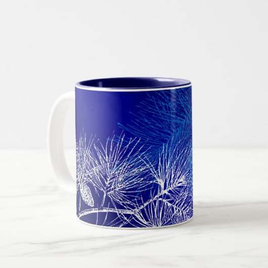 Blaue und weiße Winterkiefer Zweifarbige Tasse (Vorderseite Links)