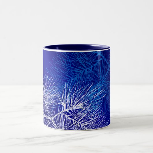 Blaue und weiße Winterkiefer Zweifarbige Tasse (Mittel)