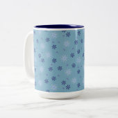 Blaue und weiße Winterschneeflocke Zweifarbige Tasse (Vorderseite Links)