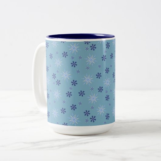 Blaue und weiße Winterschneeflocke Zweifarbige Tasse (Vorderseite Links)