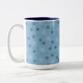Blaue und weiße Winterschneeflocke Zweifarbige Tasse (Links)