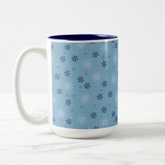 Blaue und weiße Winterschneeflocke Zweifarbige Tasse (Links)