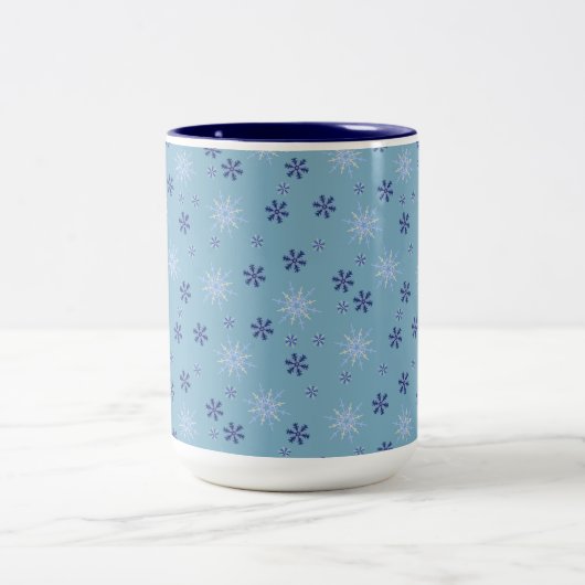 Blaue und weiße Winterschneeflocke Zweifarbige Tasse (Mittel)