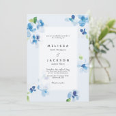 Blaue und zarte Blütenhochzeit Einladung (Stehend Vorderseite)