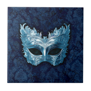 Blaue venezianische Maske auf blauem Damast-Hinter Fliese