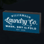Blaue Vintage Wäsche Wash Trockenfalte Holzkisten Schild<br><div class="desc">Platzieren Sie dieses hübsche und freche personalisierte,  blaue Holzschild auf ein Regal in Ihrem Waschraum und bringen Sie ein wenig von diesem Vintagen Bauernhaus-Ambiente in Ihre Wohngestaltung. Verwenden Sie die Optionen,  die Sie individuell anpassen können,  um durch Ändern der Schriftart und der Hintergrundfarbe eine solche zu erstellen.</div>
