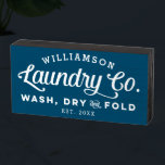 Blaue Vintage Wäsche Wash Trockenfalte Holzkisten Schild<br><div class="desc">Platzieren Sie dieses hübsche und freche personalisierte,  blaue Holzschild auf ein Regal in Ihrem Waschraum und bringen Sie ein wenig von diesem Vintagen Bauernhaus-Ambiente in Ihre Wohngestaltung. Verwenden Sie die Optionen,  die Sie individuell anpassen können,  um durch Ändern der Schriftart und der Hintergrundfarbe eine solche zu erstellen.</div>