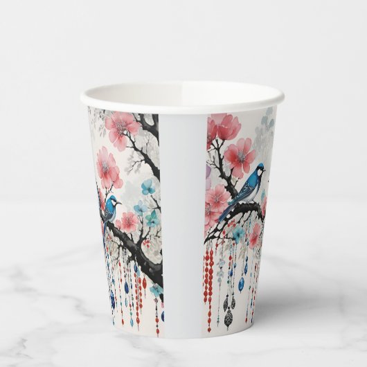 Blaue Vögel auf den Zweigen des Kirschblossoms Pappbecher (Links)