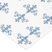 Blaue Vögel auf weißem Rautenmuster Tischdecke (Schrägansicht)