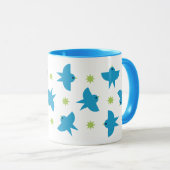 Blaue Vögel fliegendes Muster Keramikbecher Tasse (VorderseiteRechts)