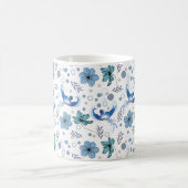 Blaue Vögel und florale Harmonie Nahtloses Muster Kaffeetasse (Mittel)