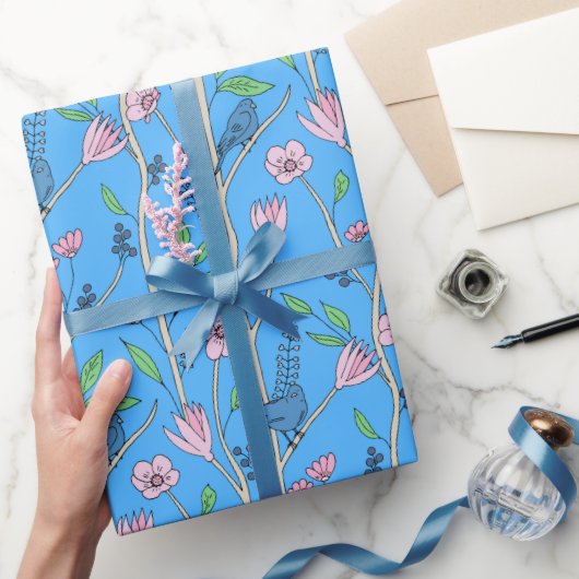 Blaue Vögel und rosa Blume Geschenkpapier (Schenken)